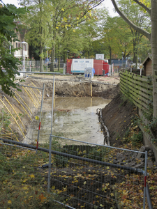 907914 Gezicht op de aanleg van een waterberging bij de Pellecussenbrug te Utrecht, vanaf de Lauwerecht.